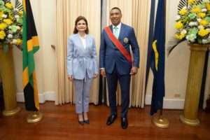 Raquel Peña consolida lazos de cooperación con Jamaica al asistir a juramentación de Andrew Holness