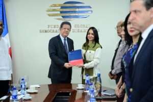 Leonel Fernández recibe a Faride Raful y a la Comisión de Reforma Policial en Funglode