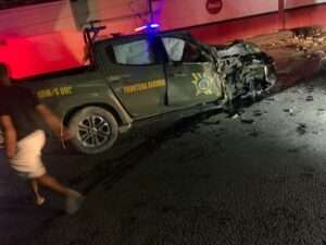 Choque de vehículo del Ejército contra poste eléctrico deja daños en Barahona