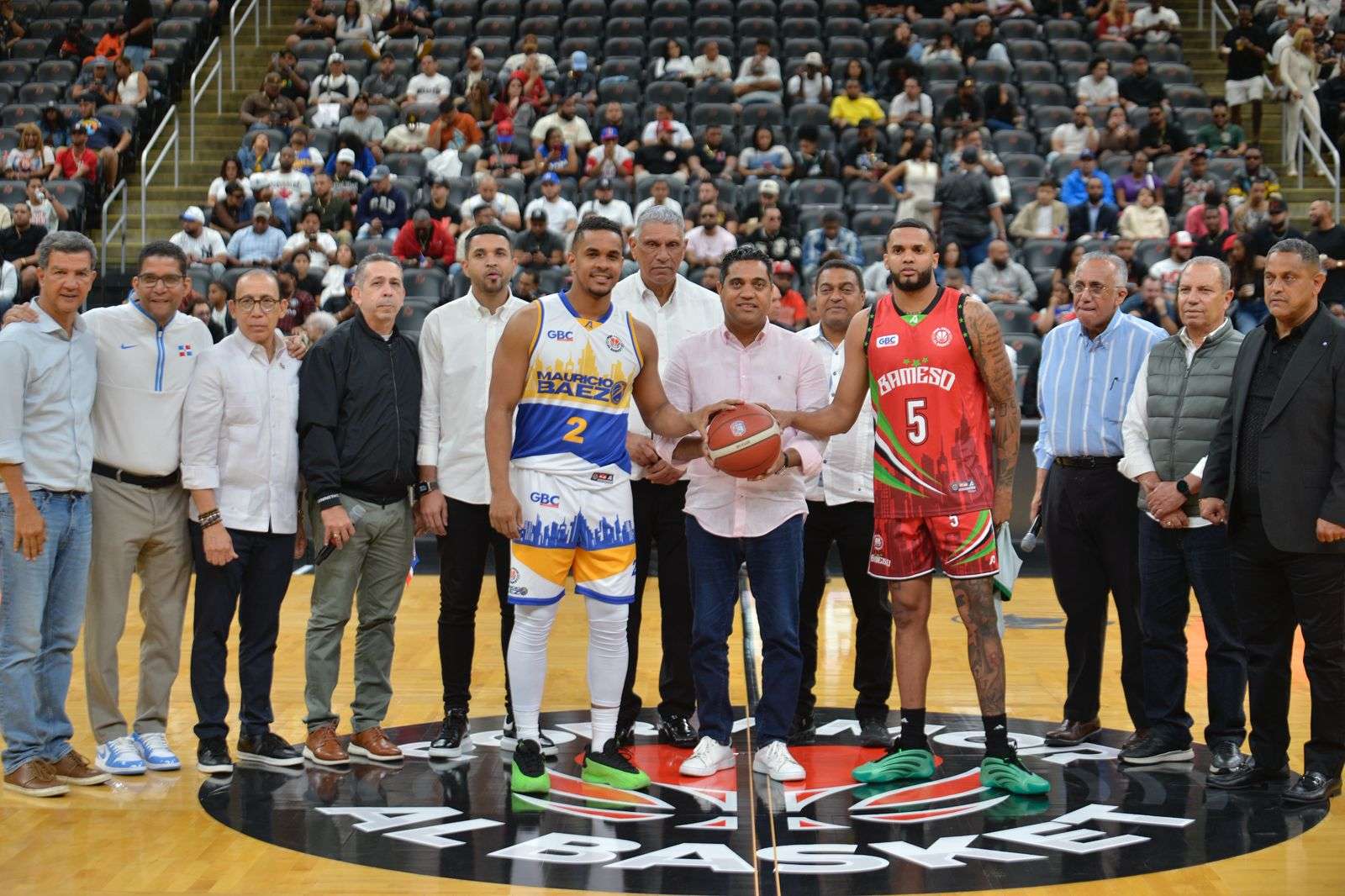 Ministro Kelvin Cruz hace saque de honor en juego Mauricio Báez vs Bameso en Prudential Center, New Jersey