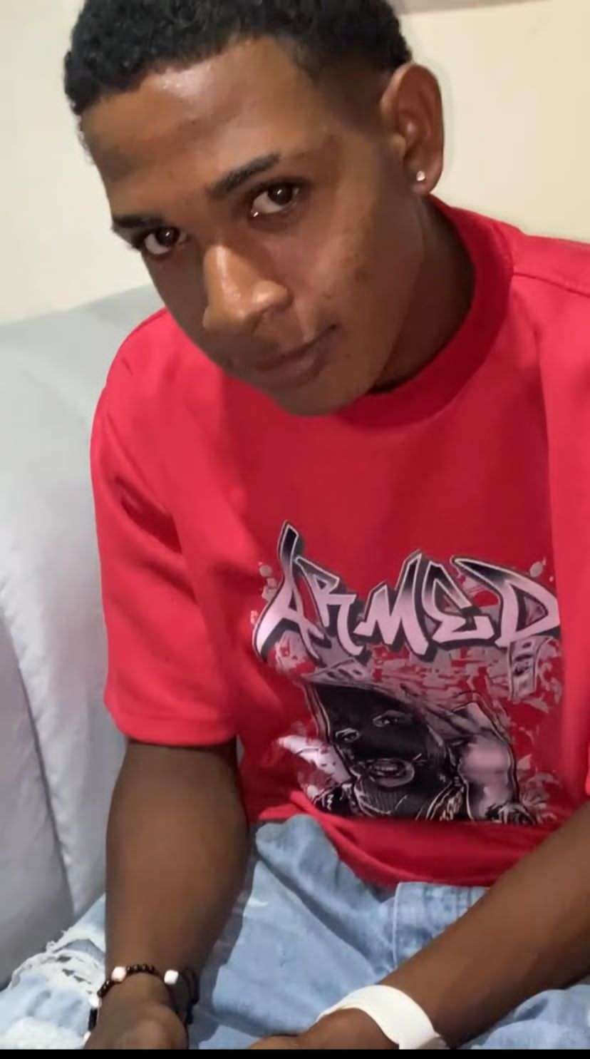 Joven de 19 años herido de bala tras ser despojado de su motocicleta; familiares piden justicia