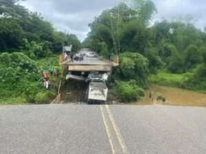 Colapsa puente en Monte Plata mientras un camión transitaba sobre la estructura