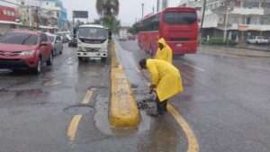 Ayuntamiento de Santo Domingo Este intensifica limpieza de imbornales ante lluvias