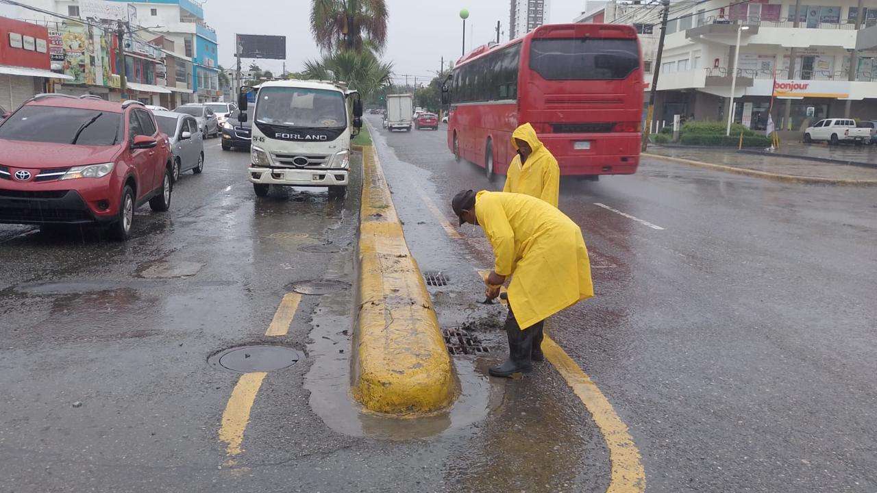 Ayuntamiento de Santo Domingo Este intensifica limpieza de imbornales ante lluvias