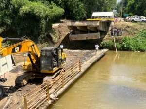 Obras Públicas habilita ruta alterna tras colapso de puente en Don Juan, Yamasá