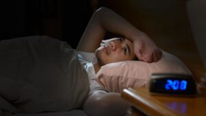 Insomnio: la práctica común que dificulta volver a dormir y cómo evitarla