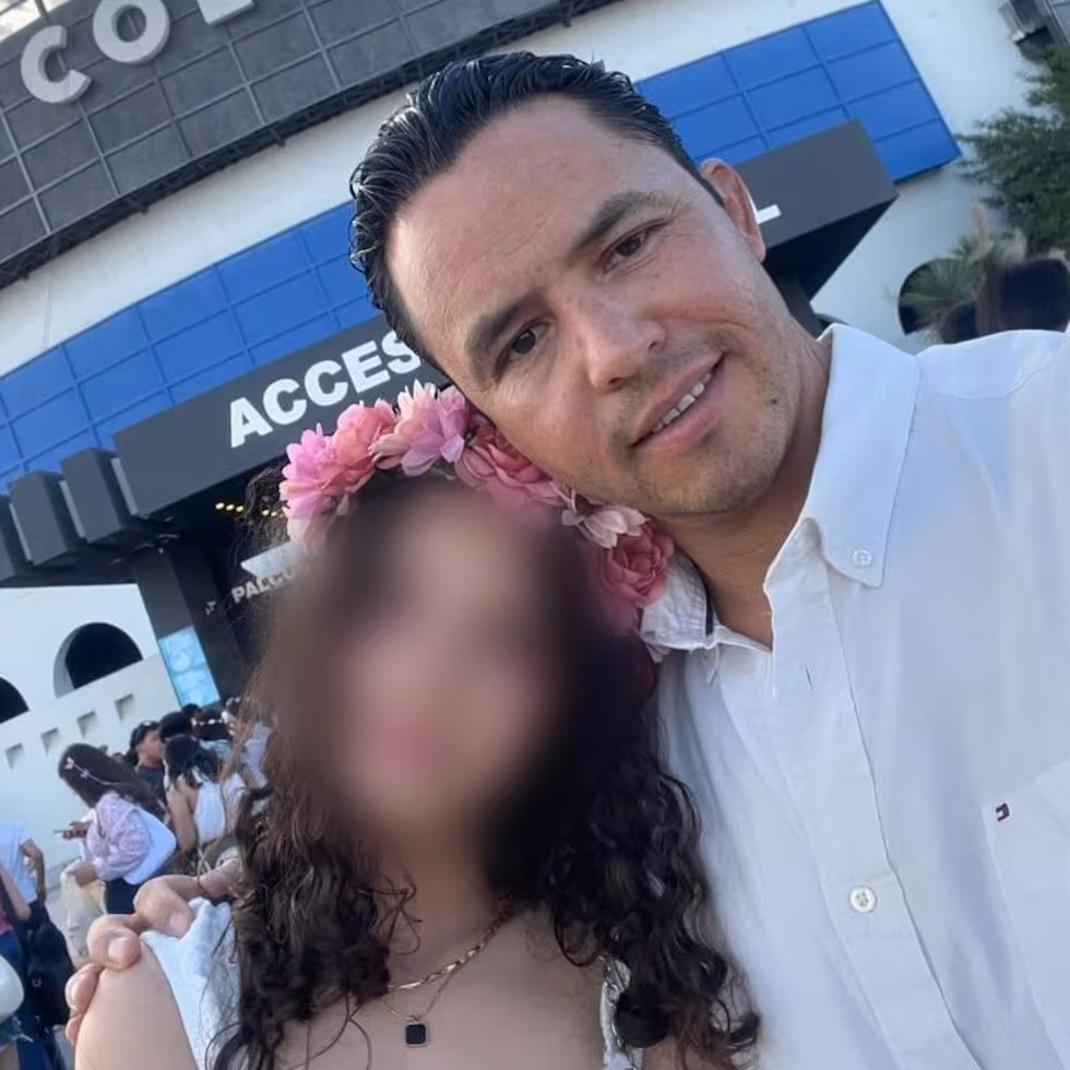 Fallece menor tras mamoplastia secreta; padre exige justicia