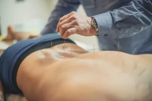 Dolor lumbar en adultos mayores encuentra alivio en la acupuntura