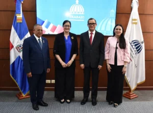 Aura Celeste Fernández es juramentada por el Ministro de Trabajo