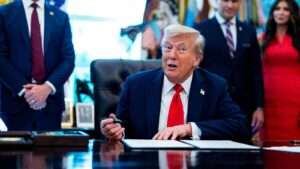 Trump revoca TPS a venezolanos; 250 mil quedarían en riesgo de deportación