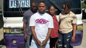 San Juan de la Maguana: Ejército detiene cobrador de autobús tras descubrir indocumentados a bordo