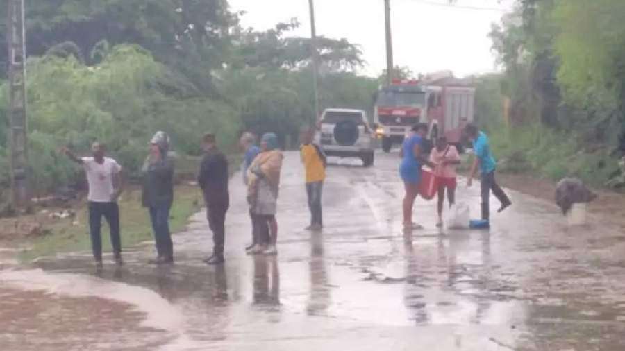 Derrumbes parciales y miles de evacuados tras paso de depresión tropical al este de Cuba