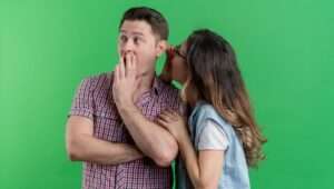 ¿Chisme en pareja? Estudio sugiere que podría fortalecer la relación