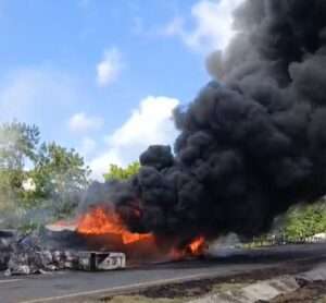 Así fue sofocado el incendio del camión tanquero en la Circunvalación Santo Domingo