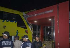 Accidente de autobús mantiene estación del Metro fuera de servicio