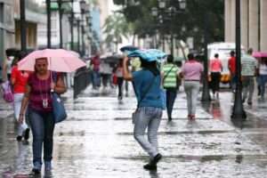Aguaceros y tronadas en varias provincias por vaguada y onda tropical