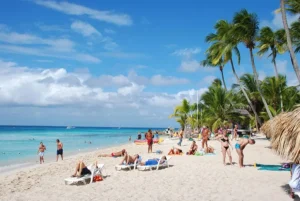 La República Dominicana busca aumentar el número turistas que llegan desde Francia y del resto de Europa impulsando las firmas de acuerdos con aerolíneas y tour operadores en el marco de la feria turística IFTM Top Resa, en París. República Dominicana es el país anfitrión en la feria Top Resa que inicia mañana y que se desarrollará hasta el viernes 26 de septiembre. Pero en los últimos años la llegada de turistas desde Francia ha caído desde el 2022 y los hoteles, tour operadores y bancos dominicanos unen sus esfuerzos para reconquistar este mercado. En 2023 llegaron al país 161,384 turistas franceses por viaje aérea y en 2024 fueron 157,903. Eso es una caída de 3,481 turistas menos, equivalente a una reducción del 2.2 %. A nivel de Europa el flujo de turistas por vía aérea pasó de 1,140,726 en 2023 a 1,100,071 en 2024, es decir una reducción de 40,655 turistas, lo que equivale a un 3.6 % en general. La caída es motivada por factores económicos en Europa, principalmente los efectos de la pandemia y conflictos como el de Rusia-Ucrania. De enero a agosto de este año llegaron de Europa 722,544 turistas, Reino Unido lidera con 127,008 visitantes, consolidándose como el mercado europeo más fuerte para República Dominicana. Le sigue Francia, con 108,327 turistas, lo que la coloca en segundo lugar. En tercer lugar está España, con 85,348 visitantes. Y Alemania ocupa el cuarto puesto, con 76,529 turistas. A partir de mañana, la República Dominicana presentará su diversa oferta turística en la 46ª edición de la Feria IFTM Top Resa 2025 en París y durante tres día sostendrán reuniones con actores clave de la industria turística. Esto generará nuevas oportunidades comerciales y acuerdos para potenciar el crecimiento del turismo hacia la República Dominicana. El año pasado participaron 27 empresas dominicanas del sector y según los organizadores, se espera una asistencia de más de 31,000 visitantes, incluyendo agentes de viajes, oficinas de turismo, aerolíneas, grupos hoteleros, turoperadores, empresas tecnológicas e inversionistas. turismo-de-salud-turistas-1