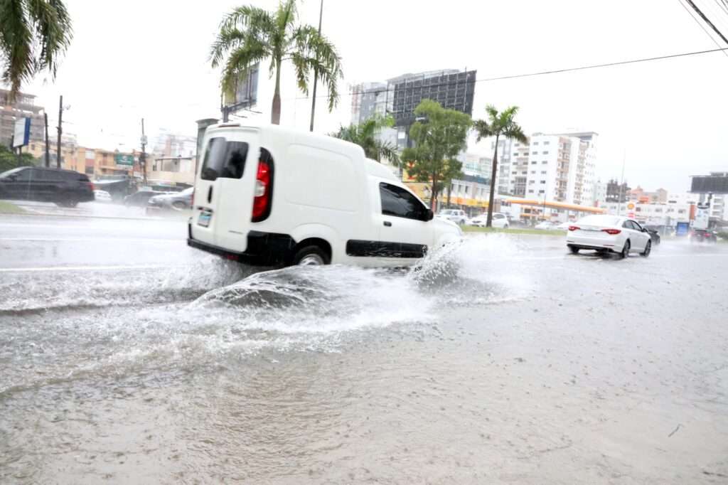 COE eleva a alerta amarilla las provincias La Vega y Monseñor Nouel por efectos de onda tropical
