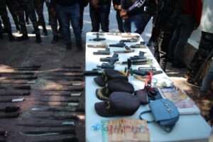 Autoridades decomisan 14 armas caseras y sustancias ilícitas en operativo en El Cercado, San Juan