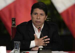 Presidente de Perú encabeza operativos para combatir extorsión en cárceles