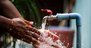 Más de medio millón de usuarios sin agua por daños en acueductos tras paso de Melissa