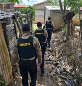 Incautan siete paquetes de presunta cocaína y detienen a dos hombres