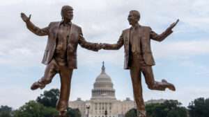 Frente a la Casa Blanca, reaparece la estatua que une a Trump y Epstein como "mejores amigos"