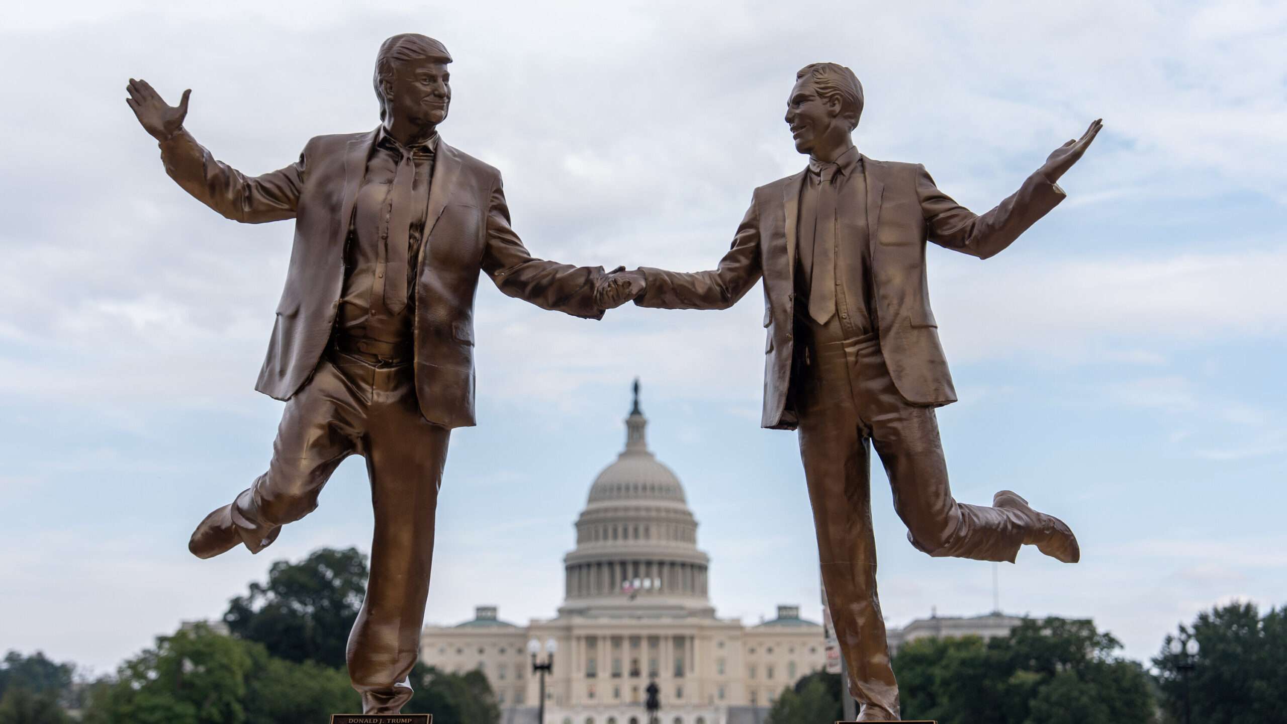 Frente a la Casa Blanca, reaparece la estatua que une a Trump y Epstein como "mejores amigos"