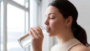 ¿Agua, café y té, todos cuentan? Beber entre siete y ocho vasos al día puede sumar años de vida y bienestar