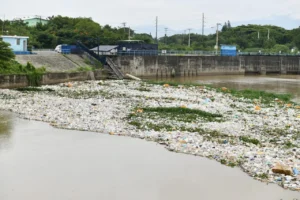Río Yaque del Norte colapsa bajo el peso de los desechos plásticos