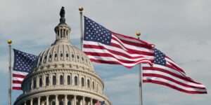 EE. UU. entra en cierre parcial del gobierno y la Casa Blanca anuncia posibles despidos