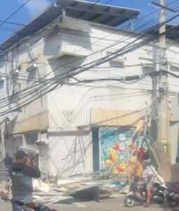 Fachada de sucursal de Banreservas en Salcedo se derrumba