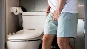 ¿Sabías que orinar sentado podría ser más saludable para los hombres? Aquí te contamos por qué