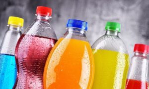 Un estudio encuentra microplásticos en todas las bebidas envasadas, especialmente en las bebidas calientes