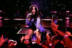 Fan causa caos al intentar saludar a Billie Eilish en concierto de Miami