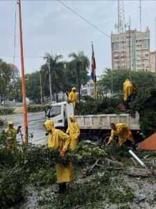 Ayuntamiento intensifica labores de limpieza y drenaje por paso de Melissa
