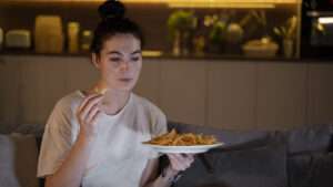 ¿Por qué sentimos antojos nocturnos y cómo controlarlos?
