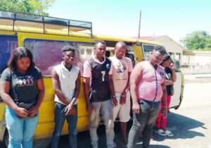 Haitiano detenido por transportar en miniván a migrantes en situación irregular