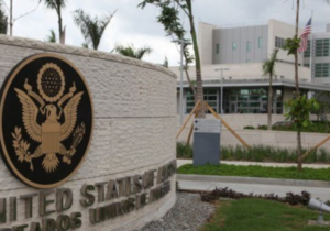 Embajada de EE. UU. advierte sobre severas sanciones por reingreso ilegal tras deportación