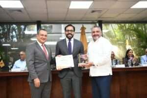 Yuri Enrique Rodríguez Lorenzo entre los ganadores del Concurso Nacional de Ensayo de la JCE
