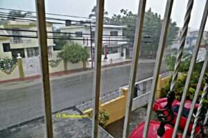 Fuertes lluvias y ráfagas de viento azotan la provincia de Barahona