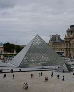 Cierre del Louvre tras robo de joyas sin heridos