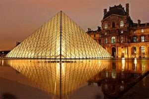 ¡De película! “Un robo digno de James Bond” deja a turistas fuera del Louvre