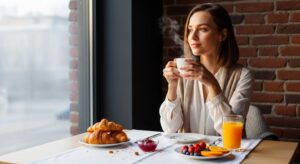 Las 7 estrategias respaldadas por la ciencia para darle un giro saludable al consumo de café