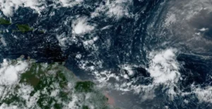 Tres ondas tropicales avanzan hacia el Caribe; una podría convertirse en la tormenta Jerry