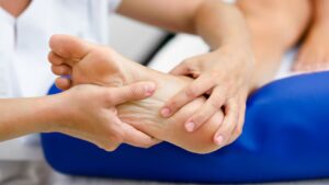 Cómo aliviar la fascitis plantar: 5 recomendaciones de especialistas para cuidar los pies