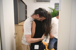Los conmovedores abrazos de los rehenes israelíes al reencontrarse con sus familiares