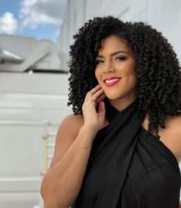 Francisca celebra emocionada el crecimiento de su cabello rizado