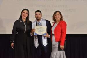 Corresponsal de Telenoticias se gradúa con honores en ICOPER