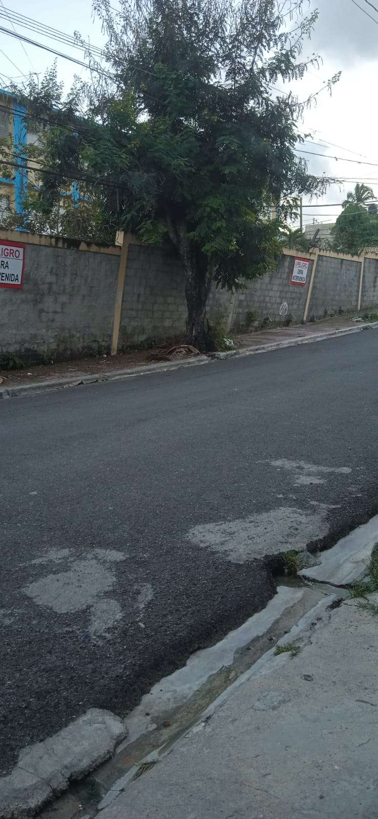 Peligro en Sabana Perdida: pared de la Escuela República de Ecuador podría colapsar